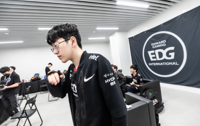 按在替补席 按在替补席